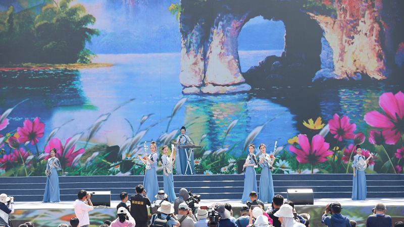 花語湖畔、香動(dòng)凌源 女子水晶樂坊亮相第五屆中國凌源百合節(jié)