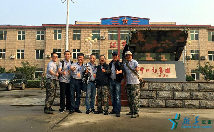 ↑“我們的長(zhǎng)征在路上”網(wǎng)絡(luò)名人在“平江起義團(tuán)”，為這支成為中國(guó)陸軍第一支信息化部隊(duì)點(diǎn)贊。