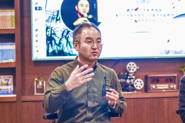 王曉昕：語言問題其實(shí)是非遺傳承所面臨的一個(gè)普遍問題。非遺傳承人可能有很好的技藝，但是因?yàn)檎Z言問題沒有辦法與外面的人交流，就失去了傳承的機(jī)會(huì)。