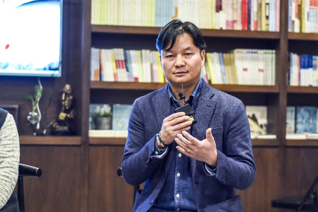 丁大為：烏銅走銀有三百年的歷史了，是云南地區(qū)獨有的技藝。這門技藝入門大概需要3年，學(xué)成需要20年。用語言去表達它其實是很難的。