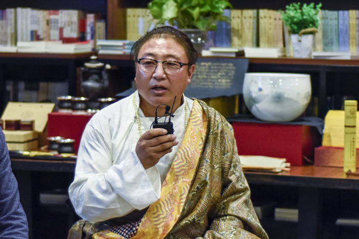 安久·白瑪群加：絕對(duì)不能為了錢做手藝的傳承人，傳承手藝是因?yàn)槲覀冇袀鞒忻褡逄厣幕呢?zé)任，要時(shí)刻謹(jǐn)記這一份責(zé)任。