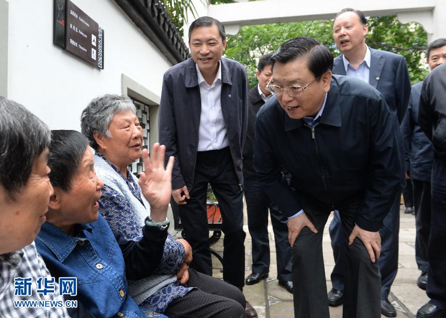 這是5月10日，張德江來到杭州市小營街道調(diào)研，并與市民親切交談。新華社記者 馬占成 攝 