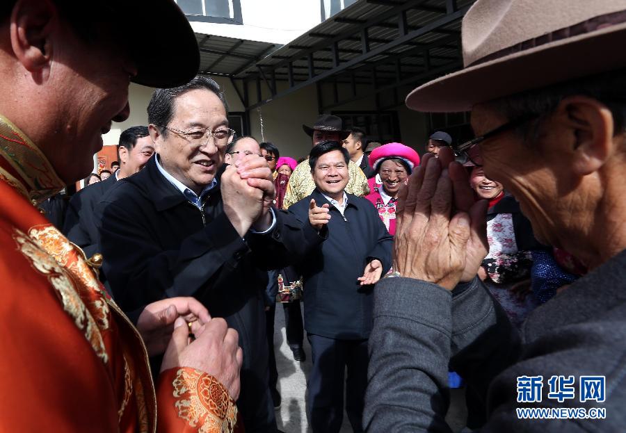 這是5月16日，俞正聲在香格里拉縣建塘鎮(zhèn)金龍社區(qū)與居民們親切交談。 新華社記者 劉衛(wèi)兵 攝