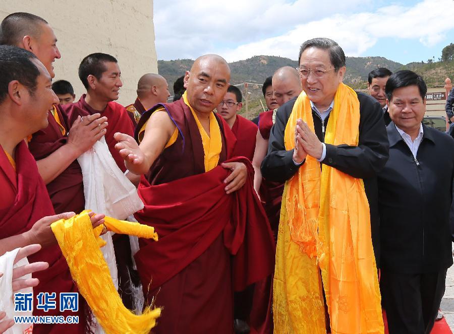 這是5月16日，俞正聲在松贊林寺看望宗教界人士。 新華社記者 劉衛(wèi)兵 攝