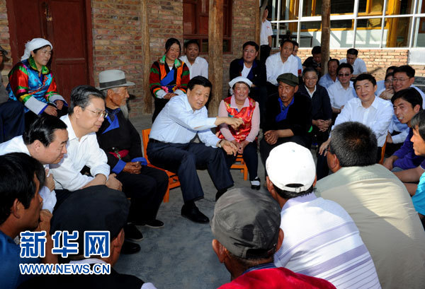 這是7月17日，劉云山在海東市互助土族自治縣東山鄉(xiāng)白牙合村同基層干部群眾座談。新華社記者 饒愛民 攝 