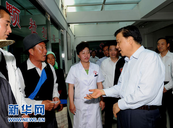 這是7月17日，劉云山在海東市互助土族自治縣中醫(yī)院調(diào)研。新華社記者 饒愛民 攝