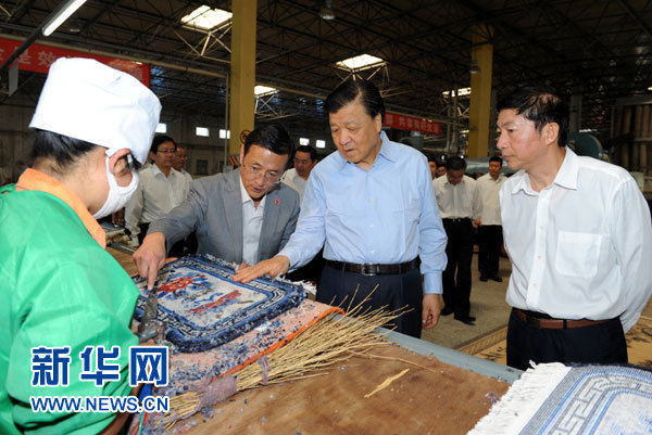 這是7月18日，劉云山在青海藏羊地毯集團有限公司調(diào)研。新華社記者 饒愛民 攝