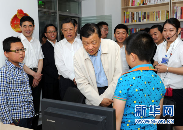7月17日至19日，中共中央政治局常委、中央書記處書記劉云山在青海調(diào)研。這是7月18日，劉云山在西寧市南山西社區(qū)調(diào)研。 新華社記者饒愛民 攝