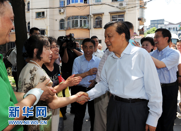 這是7月22日，劉云山在上海市普陀區(qū)桃浦鎮(zhèn)蓮花公寓居委會調(diào)研時同社區(qū)居民親切握手。新華社記者 饒愛民 攝