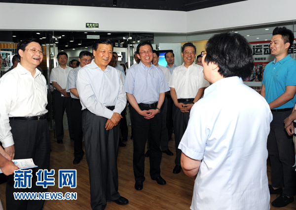 這是7月22日，劉云山在上海市靜安區(qū)就樓宇黨建工作進行調(diào)研。新華社記者 饒愛民 攝 