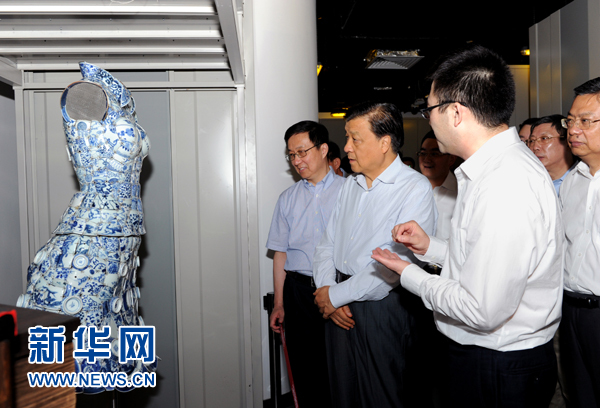 這是7月22日，劉云山在上海國家對外文化貿(mào)易基地調(diào)研。新華社記者 饒愛民 攝 