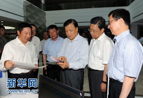  7月22日至23日，中共中央政治局常委、中央書記處書記劉云山在上海調(diào)研。這是7月22日，劉云山在中國（上海）自貿(mào)試驗區(qū)外高橋綜合服務大廳調(diào)研。新華社記者 饒愛民 攝 