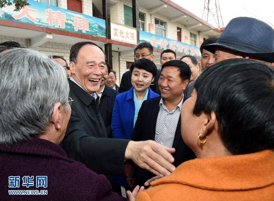 3月27日至28日，中共中央政治局常委、中央紀(jì)委書(shū)記王岐山到河南省調(diào)研，并主持召開(kāi)座談會(huì)。這是3月27日王岐山在河南林州姚村鎮(zhèn)馮家口村同村民親切交談。 新華社記者 饒愛(ài)民 攝