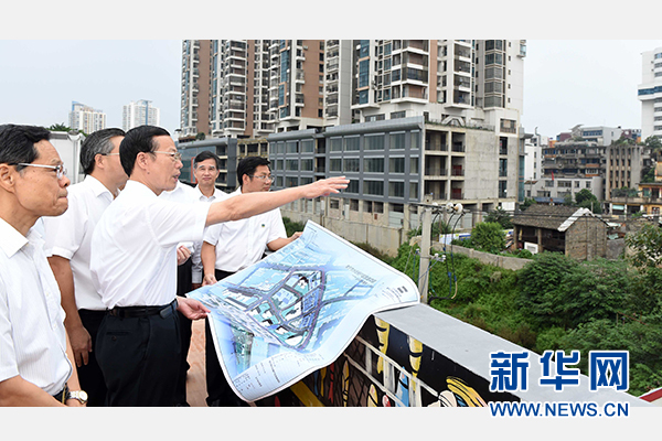 9月16日至18日，中共中央政治局常委、國務(wù)院副總理張高麗在廣西調(diào)研。這是9月16日，張高麗實地考察南寧水街棚戶區(qū)改造項目現(xiàn)場。 新華社記者張鐸攝 