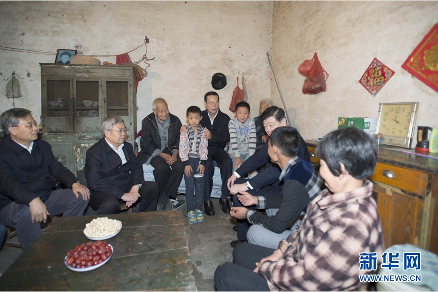 10月22日至23日，中共中央政治局常委、國務院副總理張高麗在山東調研扶貧工作情況。這是10月22日，張高麗在菏澤市巨野縣田莊鎮(zhèn)后屯村入戶看望生活困難村民。 新華社記者 王曄 攝