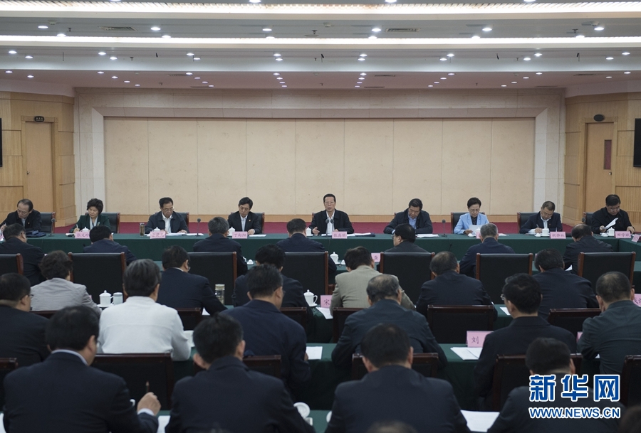 10月22日至23日，中共中央政治局常委、國務院副總理張高麗在山東調研扶貧工作情況。這是10月23日，張高麗在菏澤市主持召開扶貧工作座談會。 新華社記者 王曄 攝