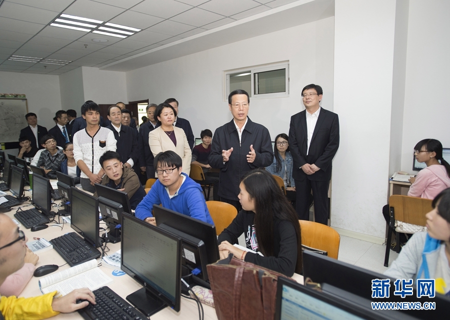 10月22日至23日，中共中央政治局常委、國務院副總理張高麗在山東調研扶貧工作情況。這是10月22日，張高麗在濟寧市惠普軟件人才實訓基地調研教育培訓脫貧有關情況。 新華社記者 王曄 攝