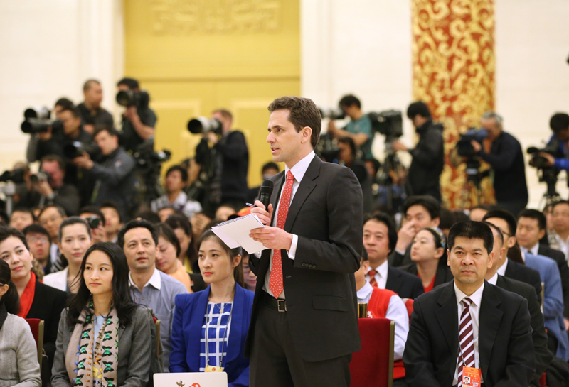 3月15日，國務院總理李克強在北京人民大會堂與中外記者見面，并回答記者提問。這是一位記者在提問。 新華社記者 劉衛(wèi)兵攝