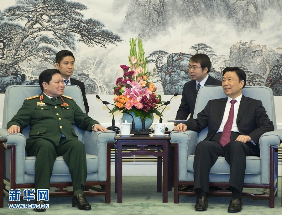 8月29日，中共中央政治局委員、國(guó)家副主席李源潮在北京會(huì)見(jiàn)越南共產(chǎn)黨中央政治局委員、國(guó)防部長(zhǎng)吳春歷。 新華社記者丁林?jǐn)z