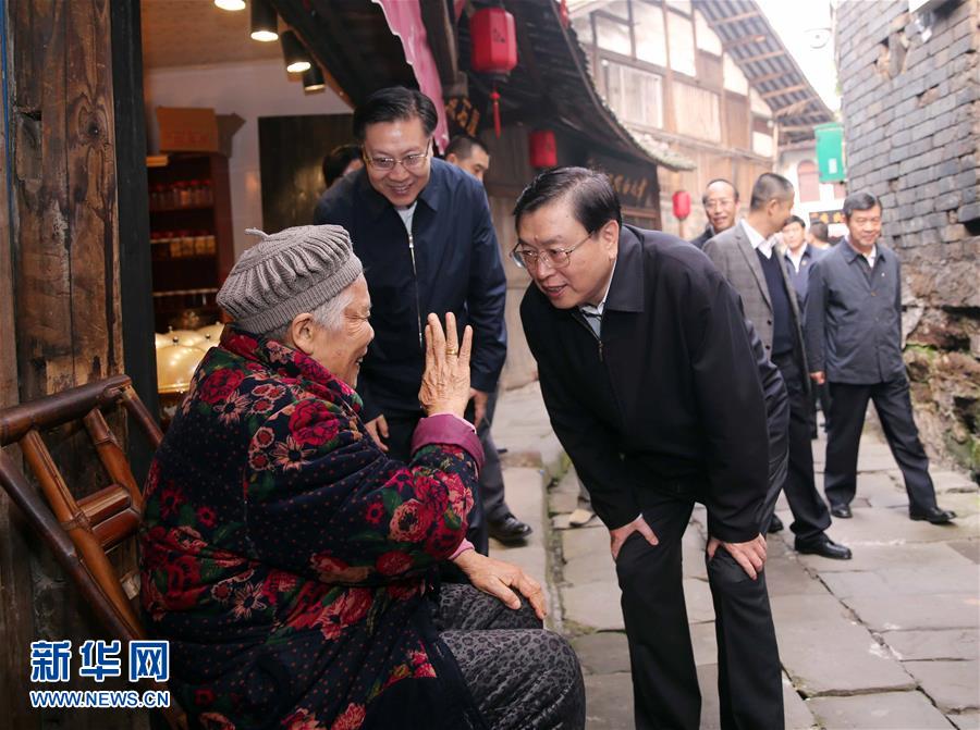 這是11月21日，張德江在宜賓李莊鎮(zhèn)同濟(jì)社區(qū)與居民親切交談。 新華社記者 劉衛(wèi)兵 攝 