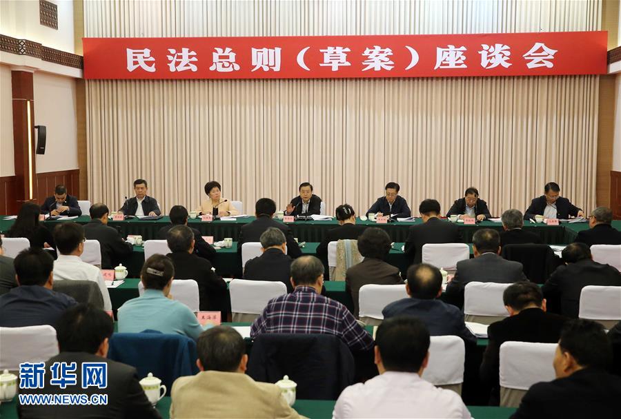 這是11月23日，張德江在成都主持召開(kāi)座談會(huì)，11個(gè)省（區(qū)、市）人大常委會(huì)負(fù)責(zé)同志、部分全國(guó)人大代表、法律工作者及專家學(xué)者參加會(huì)議。新華社記者 劉衛(wèi)兵 攝 