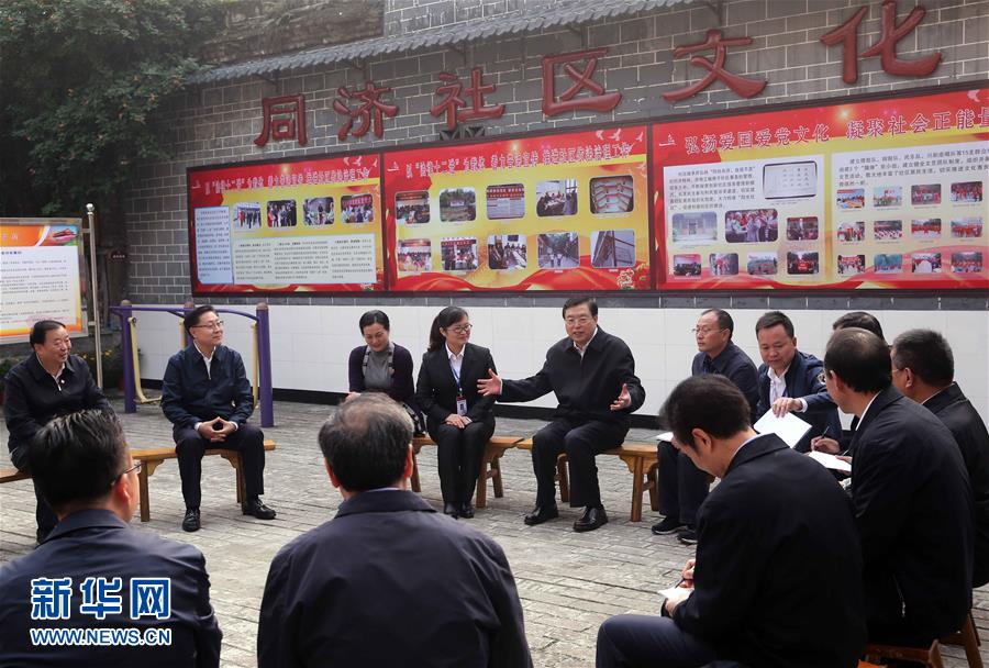 這是11月21日，張德江來(lái)到宜賓李莊鎮(zhèn)同濟(jì)社區(qū)，了解社區(qū)的工作情況。 新華社記者 劉衛(wèi)兵 攝 