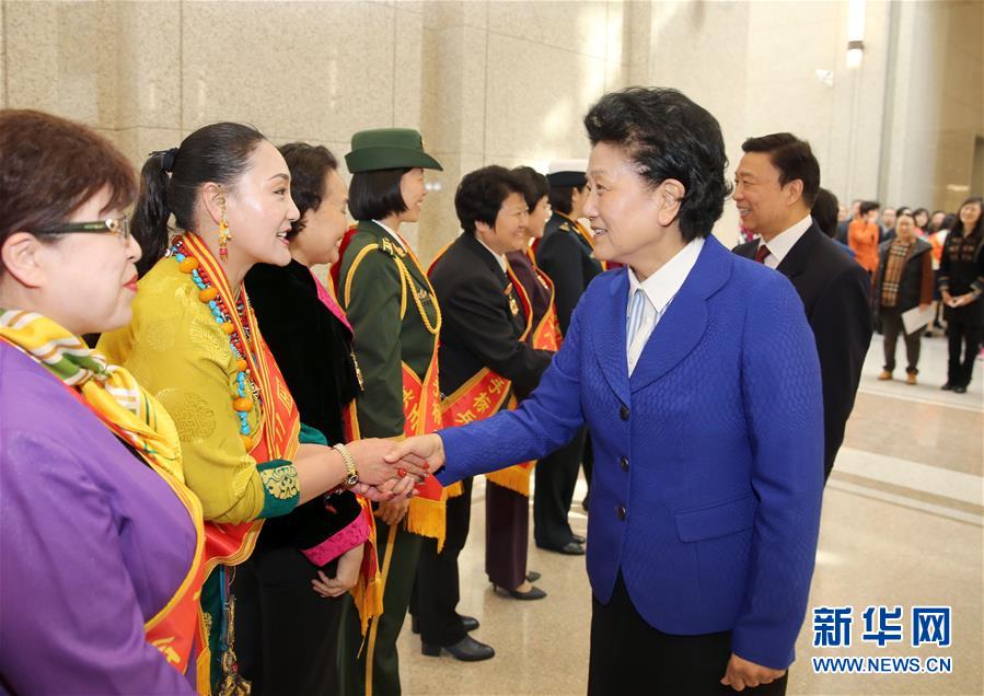 3月8日，由全國婦聯(lián)主辦的“三八”國際婦女節(jié)紀念暨表彰大會在北京舉行。中共中央政治局委員、國務院副總理劉延東，中共中央政治局委員、國家副主席李源潮會見受表彰的先進代表。新華社記者殷剛攝