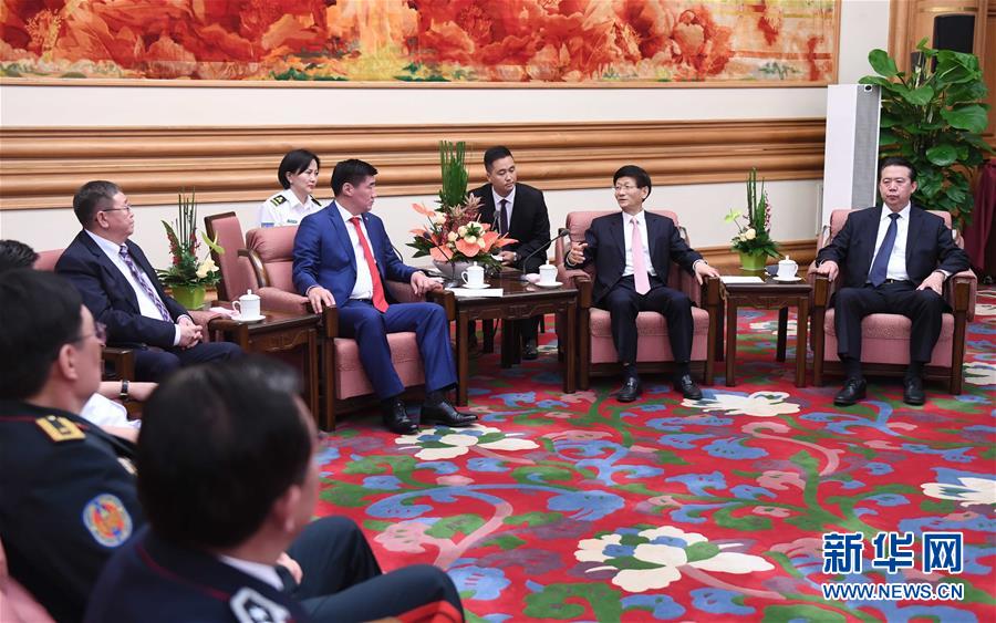 5月8日，中共中央政治局委員、中央政法委書記孟建柱在北京中南海會見蒙古國法律內(nèi)務(wù)部部長賓巴朝格特。 新華社記者 張鐸 攝