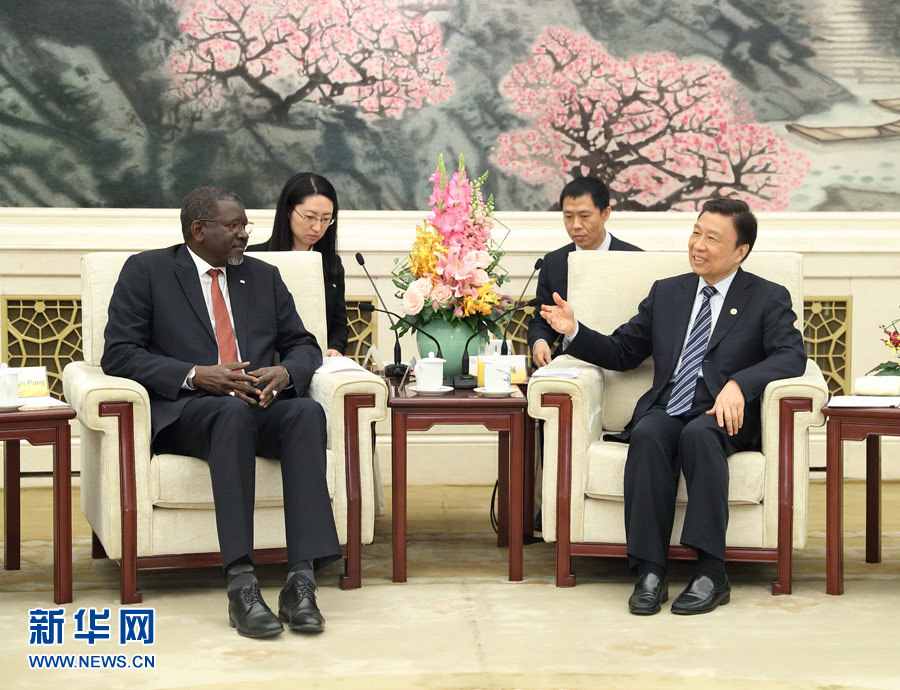 5月15日，國(guó)家副主席、中國(guó)紅十字會(huì)名譽(yù)會(huì)長(zhǎng)李源潮在北京會(huì)見來華出席“一帶一路”國(guó)際合作高峰論壇的紅十字會(huì)與紅新月會(huì)國(guó)際聯(lián)合會(huì)秘書長(zhǎng)阿西。新華社記者 王曄 攝