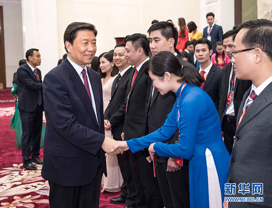 5月22日，中共中央政治局委員、國(guó)家副主席李源潮在北京會(huì)見(jiàn)越南胡志明共青團(tuán)中央書(shū)記處第一書(shū)記黎國(guó)鋒率領(lǐng)的越南青年代表團(tuán)。 新華社記者李濤 攝