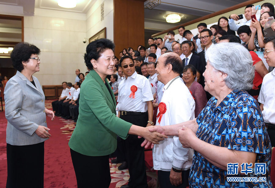 6月16日，中共中央政治局委員、國(guó)務(wù)院副總理劉延?xùn)|在北京看望出席中國(guó)人口福利基金會(huì)成立30周年座談會(huì)的歷屆“中華人口獎(jiǎng)”獲獎(jiǎng)?wù)叽怼Ｐ氯A社記者 饒愛(ài)民 攝