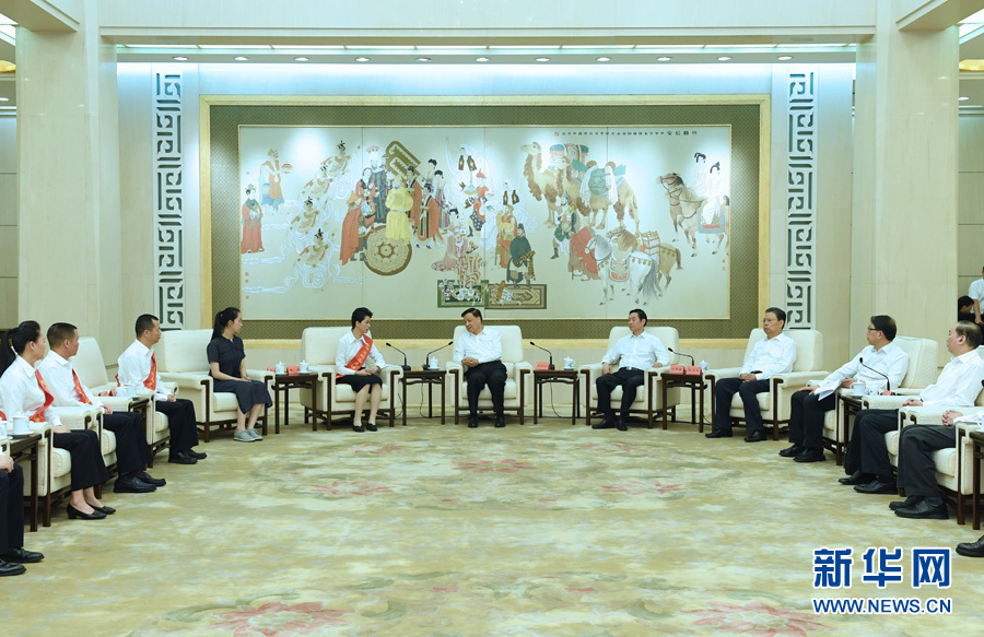 6月21日，廖俊波同志先進(jìn)事跡報(bào)告會(huì)在北京人民大會(huì)堂舉行。報(bào)告會(huì)前，中共中央政治局常委、中央書(shū)記處書(shū)記劉云山會(huì)見(jiàn)報(bào)告團(tuán)成員，代表習(xí)近平總書(shū)記，代表黨中央，向廖俊波同志家屬表示親切慰問(wèn)，并頒發(fā)黨中央追授廖俊波同志“全國(guó)優(yōu)秀共產(chǎn)黨員”證書(shū)、獎(jiǎng)?wù)?。新華社記者 饒愛(ài)民 攝