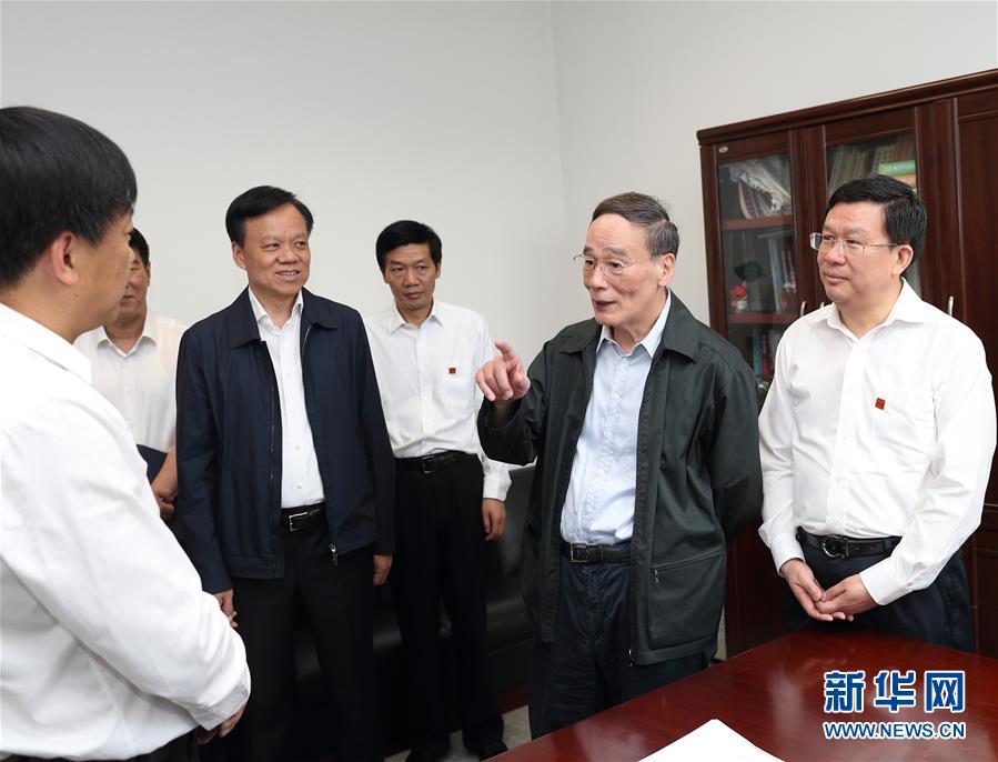 6月20日至22日，中共中央政治局常委、中央紀(jì)委書記王岐山在貴州省檢查紀(jì)檢監(jiān)察工作。這是6月21日，王岐山在省紀(jì)委與紀(jì)檢監(jiān)察干部親切交流。新華社記者 王曄 攝