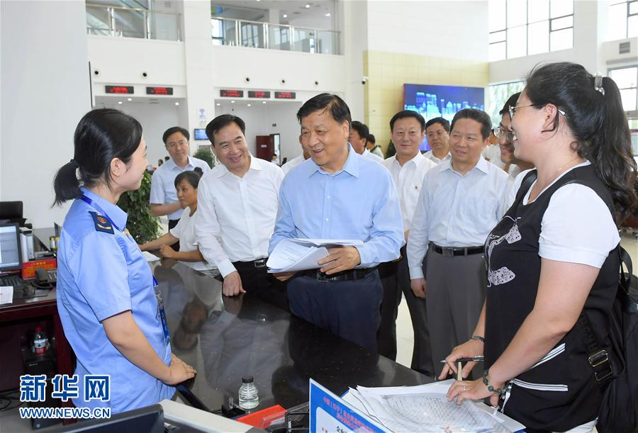 6月22日至24日，中共中央政治局常委、中央書記處書記劉云山在遼寧調研。這是6月22日，劉云山在中國（遼寧）自貿(mào)試驗區(qū)營口片區(qū)與干部群眾深入交流。新華社記者 張鐸 攝