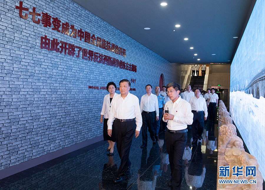 7月7日，紀(jì)念全民族抗戰(zhàn)爆發(fā)80周年儀式在中國(guó)人民抗日戰(zhàn)爭(zhēng)紀(jì)念館舉行。中共中央政治局常委、中央書(shū)記處書(shū)記劉云山出席儀式并講話(huà)。這是儀式后，劉云山參觀(guān)《全民抗戰(zhàn)偉大壯舉——紀(jì)念全民族抗戰(zhàn)爆發(fā)80周年專(zhuān)題展覽》。 新華社記者丁林?jǐn)z