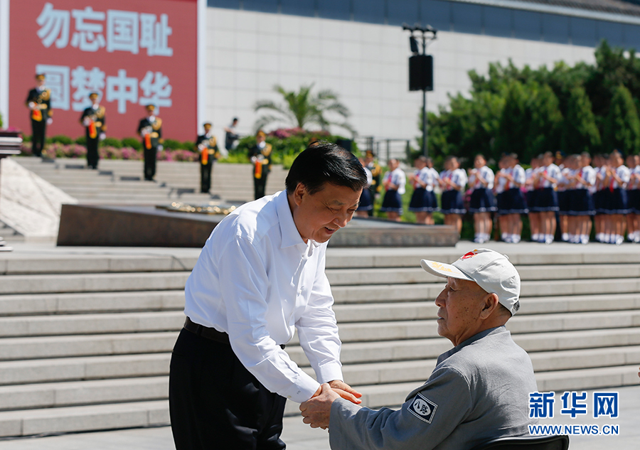 7月7日，紀(jì)念全民族抗戰(zhàn)爆發(fā)80周年儀式在中國(guó)人民抗日戰(zhàn)爭(zhēng)紀(jì)念館舉行。中共中央政治局常委、中央書(shū)記處書(shū)記劉云山出席儀式并講話(huà)。這是儀式開(kāi)始前，劉云山與老八路代表握手。新華社記者崔新鈺攝