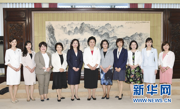 　　7月12日，國務(wù)院副總理劉延?xùn)|在北京會見以日本自民黨前總務(wù)會長野田圣子為首的日本執(zhí)政黨女國會議員代表團(tuán)一行。 新華社記者 高潔 攝