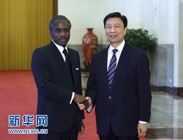 7月13日，中國(guó)國(guó)家副主席李源潮在北京人民大會(huì)堂與赤道幾內(nèi)亞副總統(tǒng)曼格會(huì)談。 新華社記者 謝環(huán)馳 攝