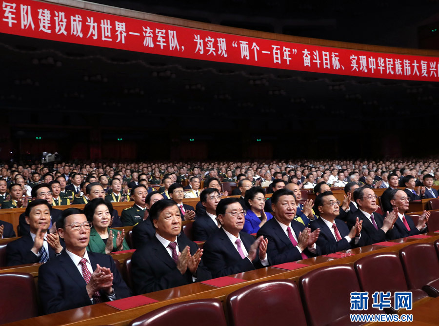 7月28日，慶祝中國人民解放軍建軍90周年文藝晚會《在黨的旗幟下》在北京人民大會堂舉行。中共中央總書記、國家主席、中央軍委主席習近平和李克強、張德江、俞正聲、劉云山、王岐山、張高麗等黨和國家領導人，與首都3000多名各界群眾一起觀看演出。新華社記者 馬占成 攝