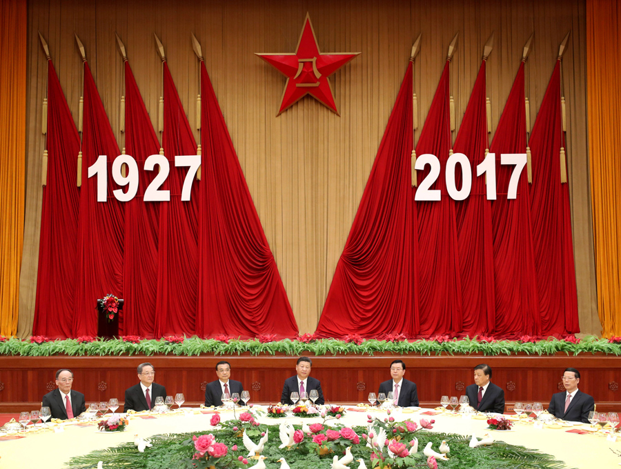 7月31日，中華人民共和國(guó)國(guó)防部在北京人民大會(huì)堂舉行盛大招待會(huì)，熱烈慶祝中國(guó)人民解放軍建軍90周年。中共中央總書(shū)記、國(guó)家主席、中央軍委主席習(xí)近平和李克強(qiáng)、張德江、俞正聲、劉云山、王岐山、張高麗等黨和國(guó)家領(lǐng)導(dǎo)人出席招待會(huì)。新華社記者 鞠鵬 攝
