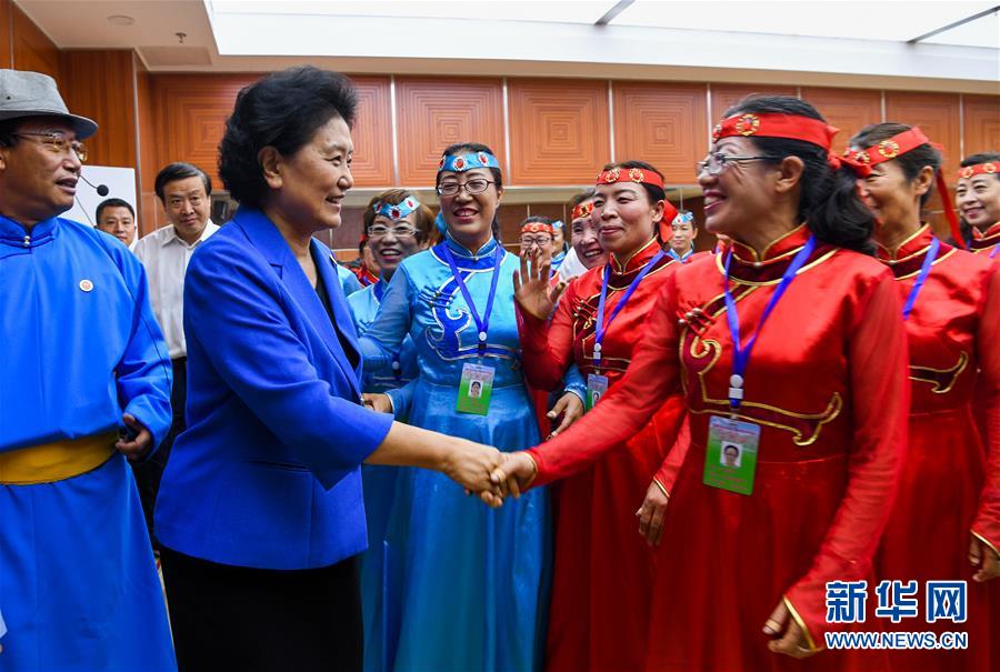 8月9日，中共中央政治局委員、國務(wù)院副總理、中央代表團副團長劉延?xùn)|率中央代表團二分團到赤峰看望慰問各族干部群眾。這是劉延?xùn)|在赤峰市群眾藝術(shù)館和群眾親切交談。新華社記者 連振 攝