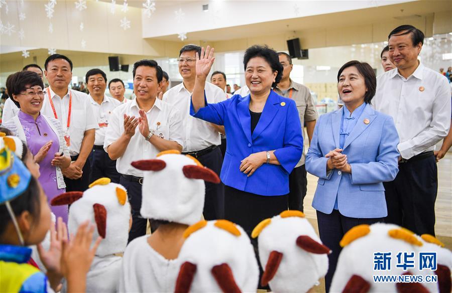 8月9日，中共中央政治局委員、國務(wù)院副總理、中央代表團副團長劉延?xùn)|率中央代表團二分團到赤峰看望慰問各族干部群眾。這是劉延?xùn)|在赤峰市青少年宮與青少年熱烈互動。新華社記者 連振 攝