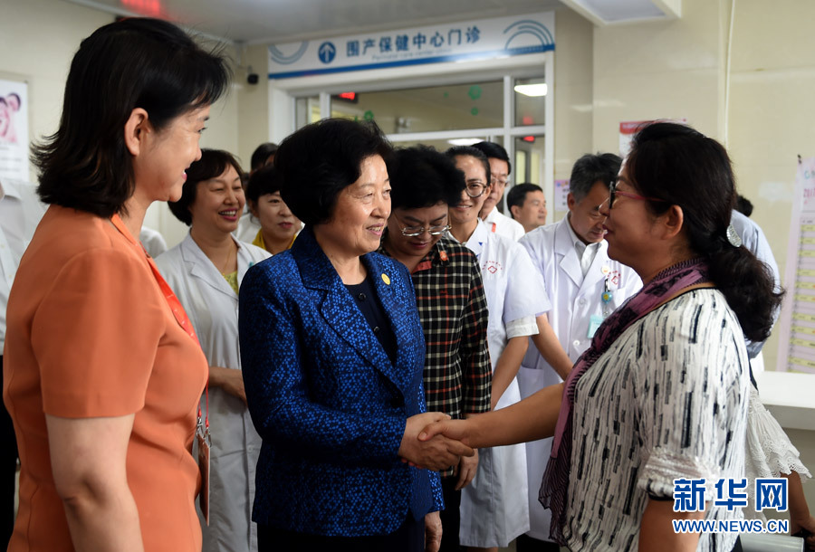 8月9日，中共中央政治局委員、中央統(tǒng)戰(zhàn)部部長、中央代表團副團長孫春蘭率中央代表團三分團，先后赴內(nèi)蒙古自治區(qū)烏海市、阿拉善盟看望各族干部群眾。這是孫春蘭在烏海市婦兒醫(yī)療預防保健中心同患者親切交談。新華社記者 任軍川 攝