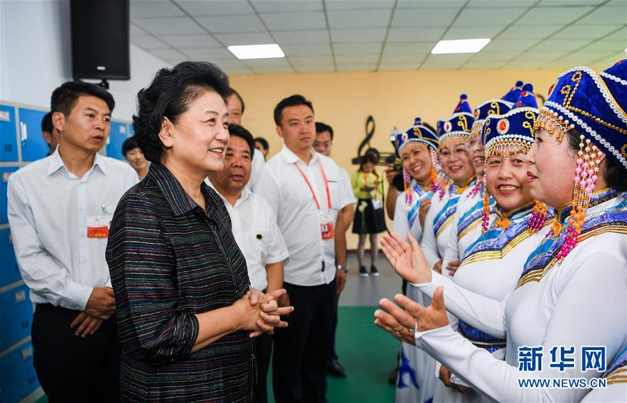 8月11日，中共中央政治局委員、國務(wù)院副總理、中央代表團(tuán)副團(tuán)長劉延?xùn)|率中央代表團(tuán)二分團(tuán)，看望慰問烏蘭察布各族干部群眾，轉(zhuǎn)達(dá)以習(xí)近平同志為核心的黨中央的親切關(guān)懷和全國人民的美好祝愿。這是劉延?xùn)|在考察察哈爾社區(qū)時(shí)與居民們親切交談。新華社記者 連振 攝