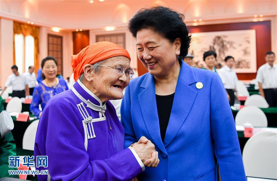 8月11日，中共中央政治局委員、國務(wù)院副總理、中央代表團(tuán)副團(tuán)長劉延?xùn)|率中央代表團(tuán)二分團(tuán)，看望慰問烏蘭察布各族干部群眾，轉(zhuǎn)達(dá)以習(xí)近平同志為核心的黨中央的親切關(guān)懷和全國人民的美好祝愿。這是劉延?xùn)|在出席烏蘭察布市慶祝內(nèi)蒙古自治區(qū)成立70周年座談會(huì)后，與“草原母親”都貴瑪親切交談。新華社記者 連振 攝