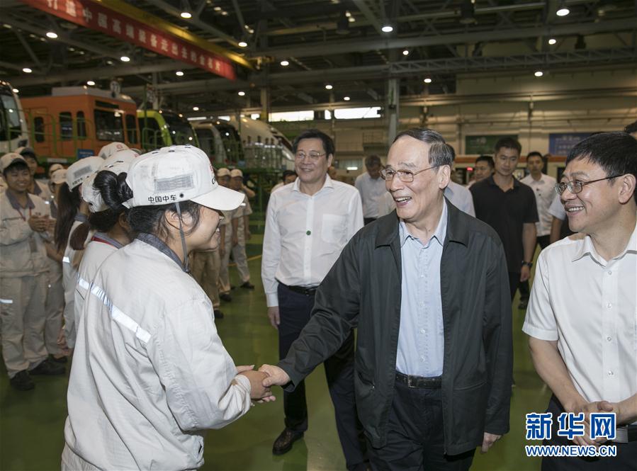 9月3日至5日，中共中央政治局常委、中央紀(jì)委書記、中央巡視工作領(lǐng)導(dǎo)小組組長王岐山在湖南省調(diào)研并主持召開巡察工作座談會。這是9月4日，王岐山到中國中車株洲電力機(jī)車有限公司考察。新華社記者 王曄 攝
