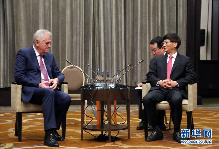 9月11日，在塞爾維亞首都貝爾格萊德，習(xí)近平主席特使、中共中央政治局委員、中央政法委書記孟建柱（右）會(huì)見塞爾維亞前總統(tǒng)尼科利奇（左）。新華社記者王慧娟攝