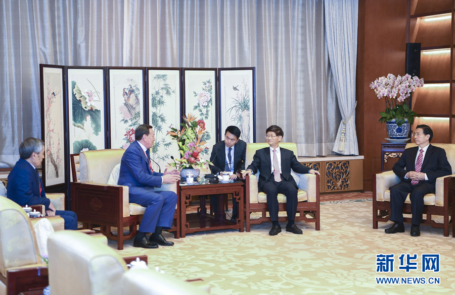 9月26日，中共中央政治局委員、中央政法委書記孟建柱在北京會(huì)見來華出席國際刑警組織第86屆全體大會(huì)的哈薩克斯坦內(nèi)務(wù)部長卡西莫夫。國務(wù)委員、公安部部長郭聲琨參加有關(guān)會(huì)見。新華社記者 張領(lǐng) 攝