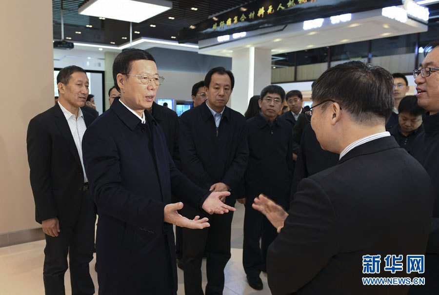 11月14日至15日，國務(wù)院副總理張高麗在黑龍江調(diào)研。這是11月14日，張高麗到黑龍江工業(yè)技術(shù)研究院成果展示中心，了解產(chǎn)學(xué)研結(jié)合推動創(chuàng)新發(fā)展情況。 新華社記者 高潔 攝