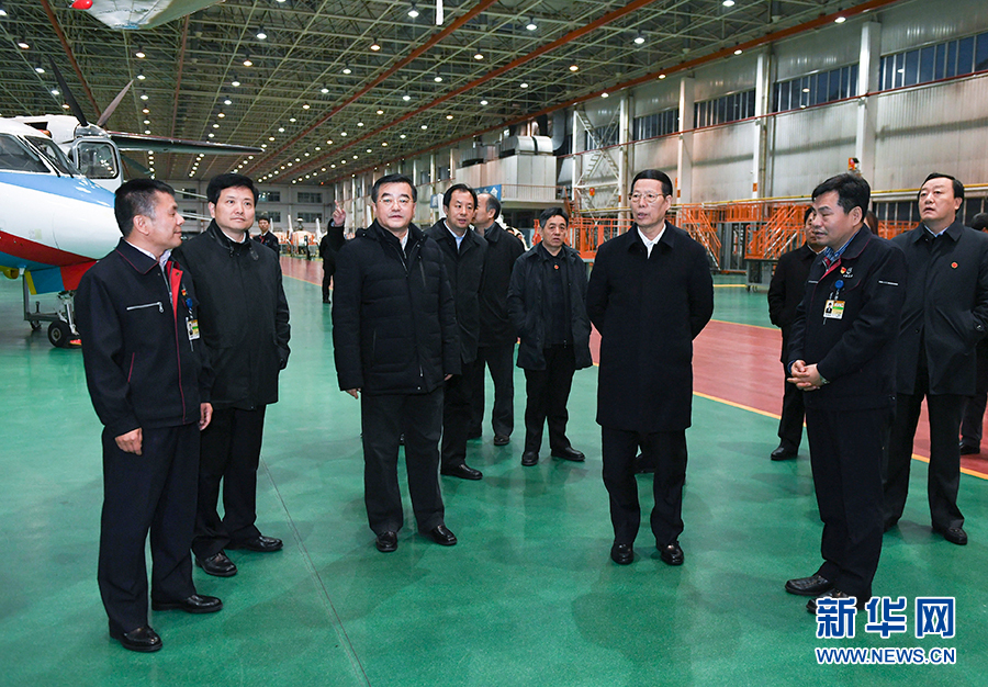 11月14日至15日，國務(wù)院副總理張高麗在黑龍江調(diào)研。這是11月14日，張高麗到哈爾濱飛機工業(yè)集團有限責(zé)任公司了解國有老企業(yè)轉(zhuǎn)型升級情況。 新華社記者 高潔 攝